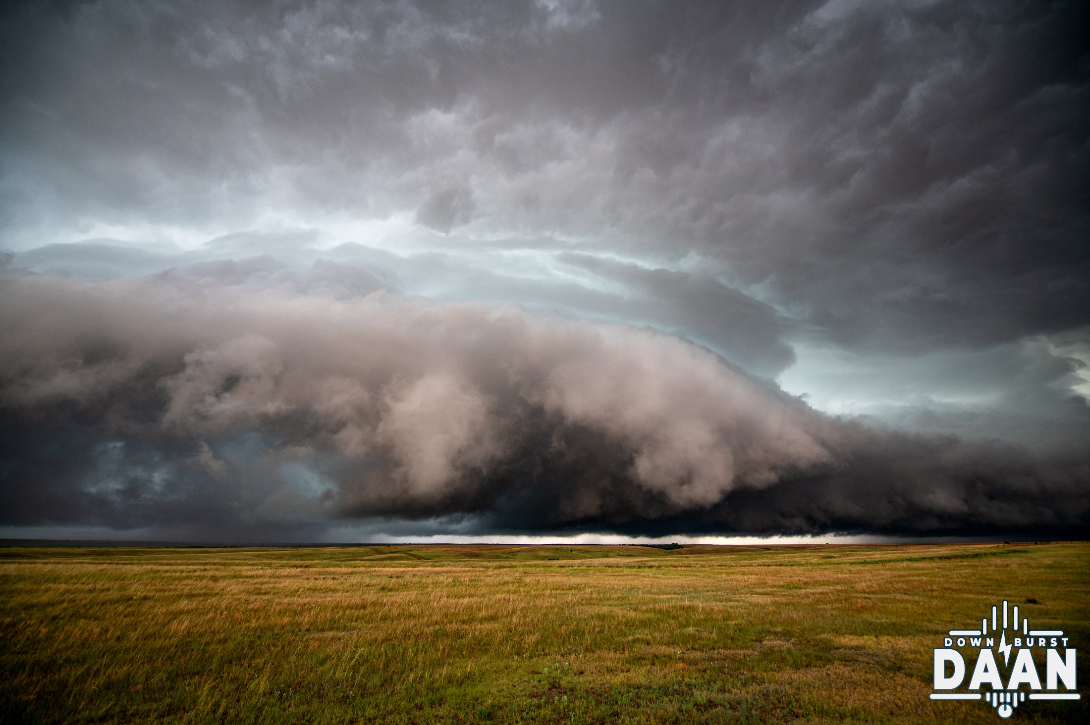 Dramatic shelf cloud of an advancing gust front over open prairie